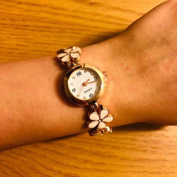 White floral bracelet watch - Picture 1 of 4